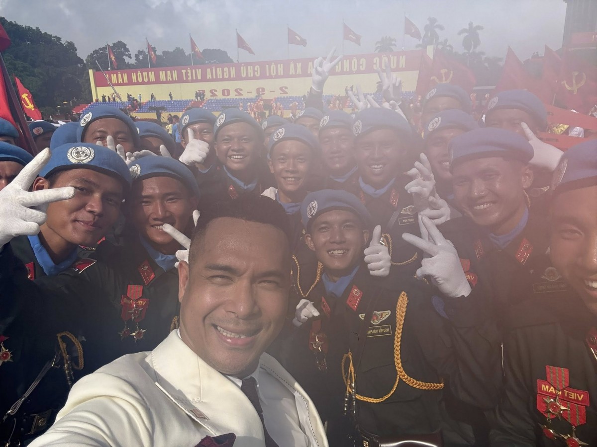 Trương Thế Vinh gây sốt với loạt ảnh mờ ảo có '1-0-2'