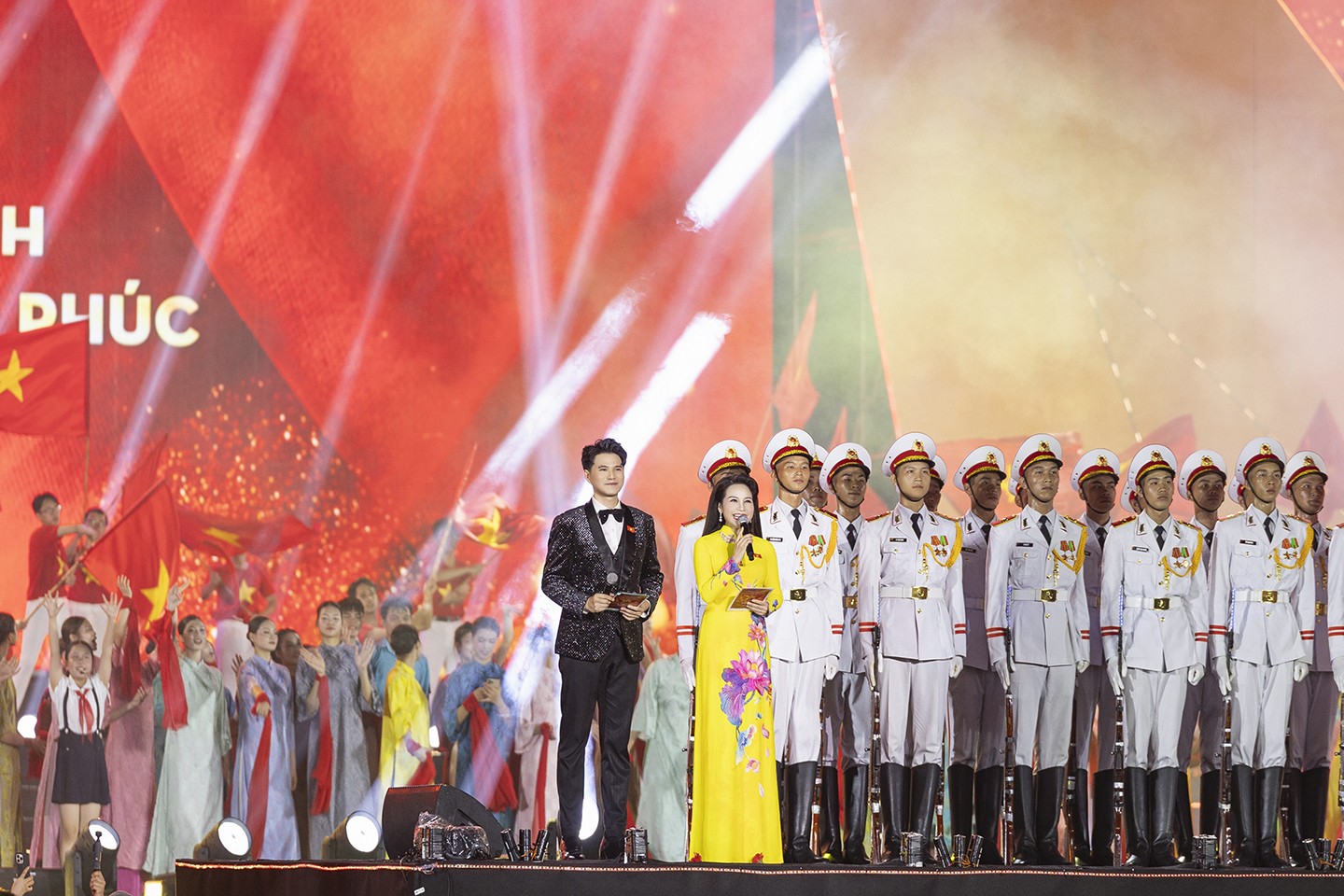 Vũ Mạnh Cường đã xem 3 lần phim 'Mưa đỏ' để lấy cảm hứng làm MC cho Concert Quốc gia đặc biệt