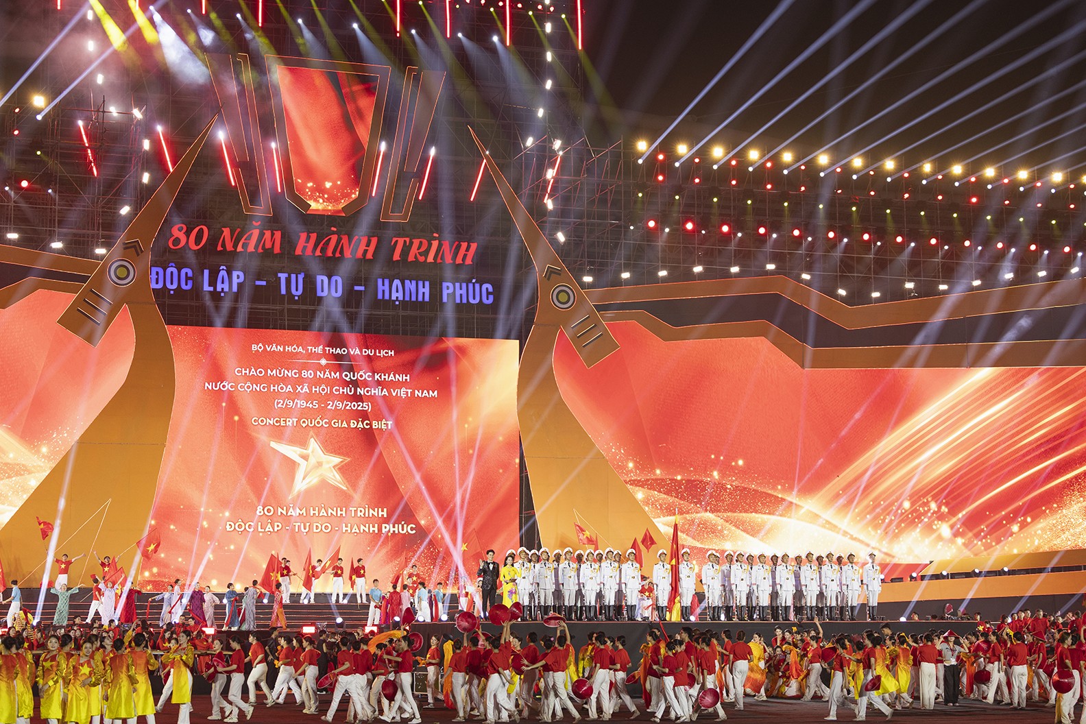 Vũ Mạnh Cường đã xem 3 lần phim 'Mưa đỏ' để lấy cảm hứng làm MC cho Concert Quốc gia đặc biệt