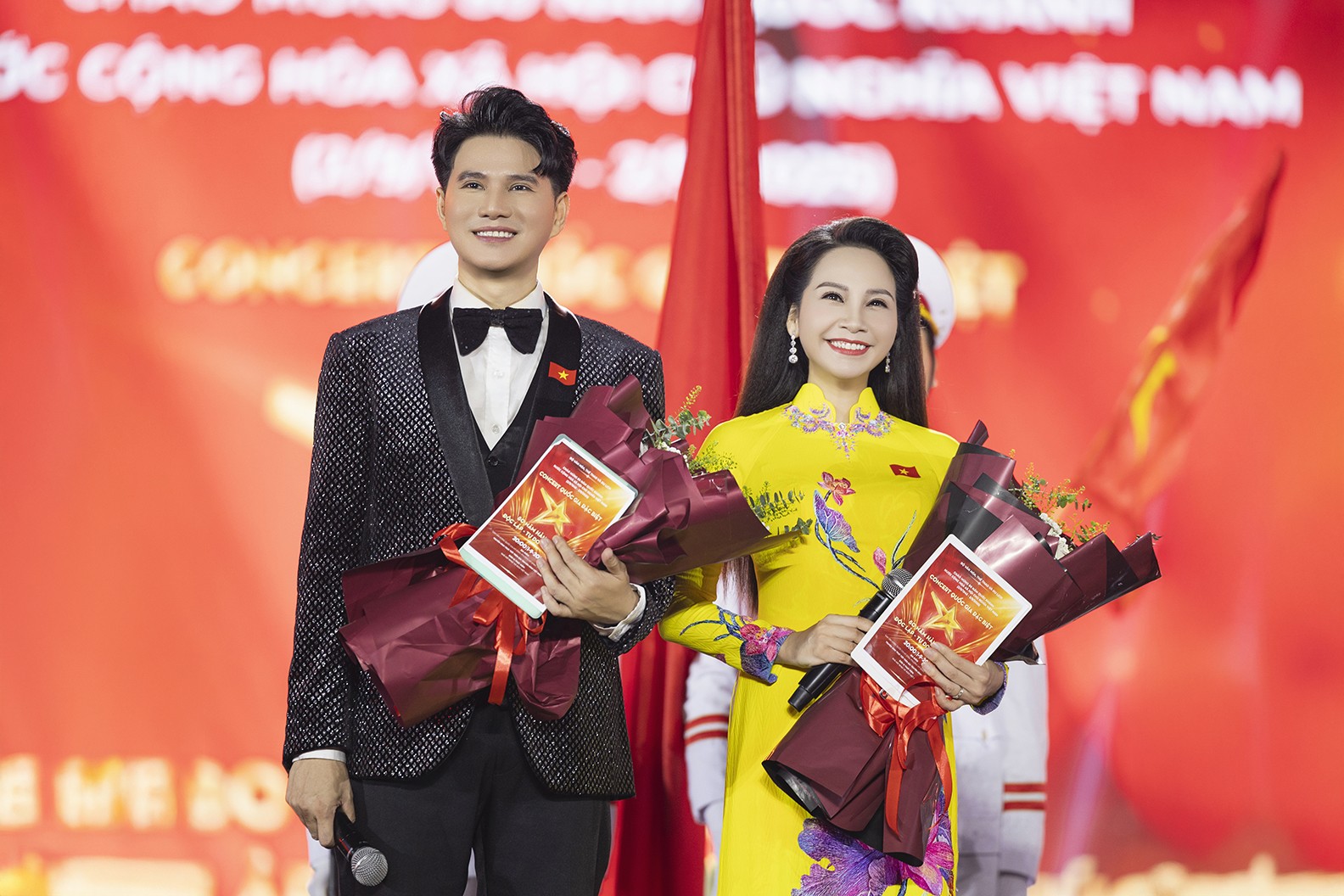 Vũ Mạnh Cường đã xem 3 lần phim 'Mưa đỏ' để lấy cảm hứng làm MC cho Concert Quốc gia đặc biệt