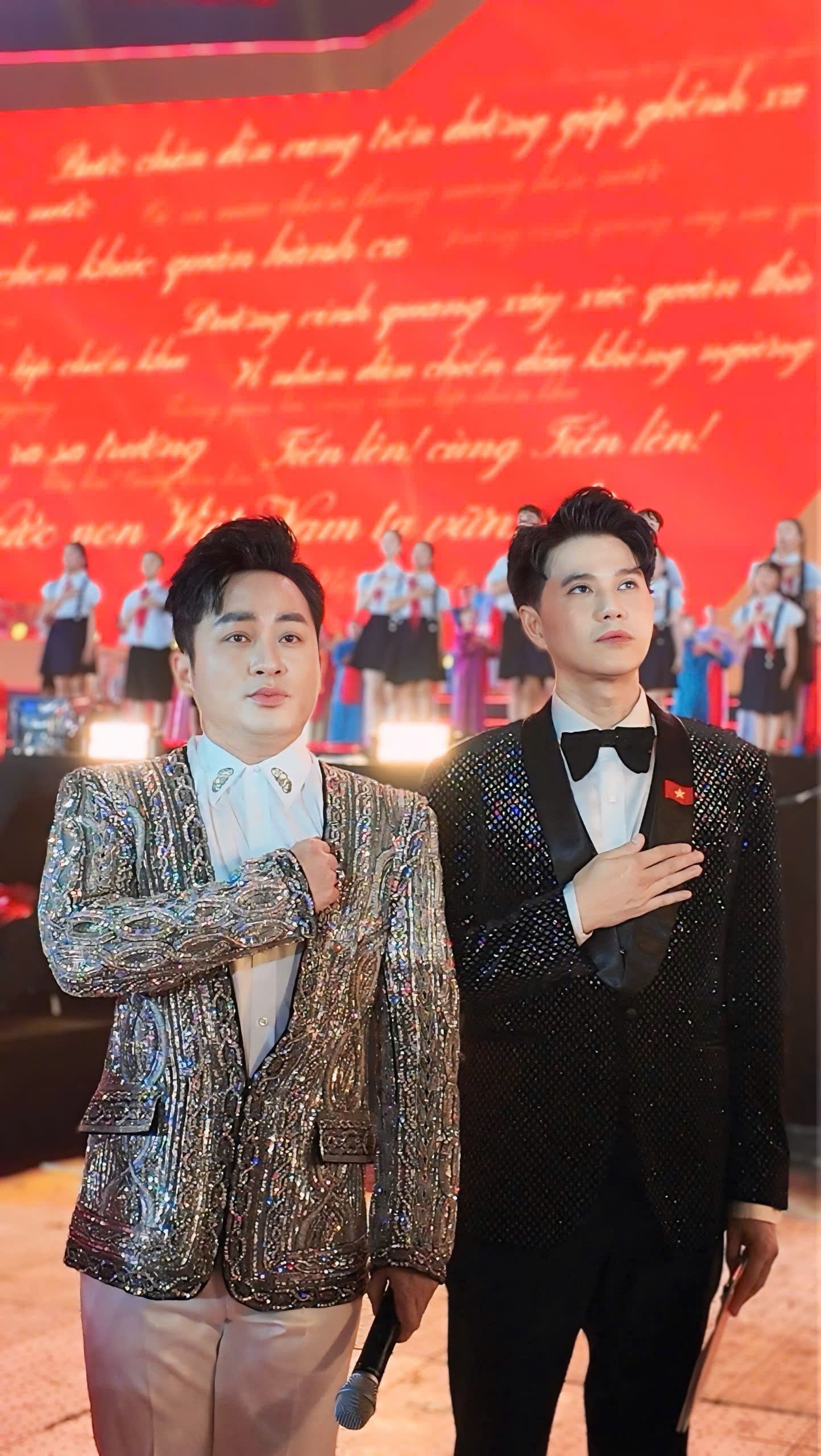 Vũ Mạnh Cường đã xem 3 lần phim 'Mưa đỏ' để lấy cảm hứng làm MC cho Concert Quốc gia đặc biệt