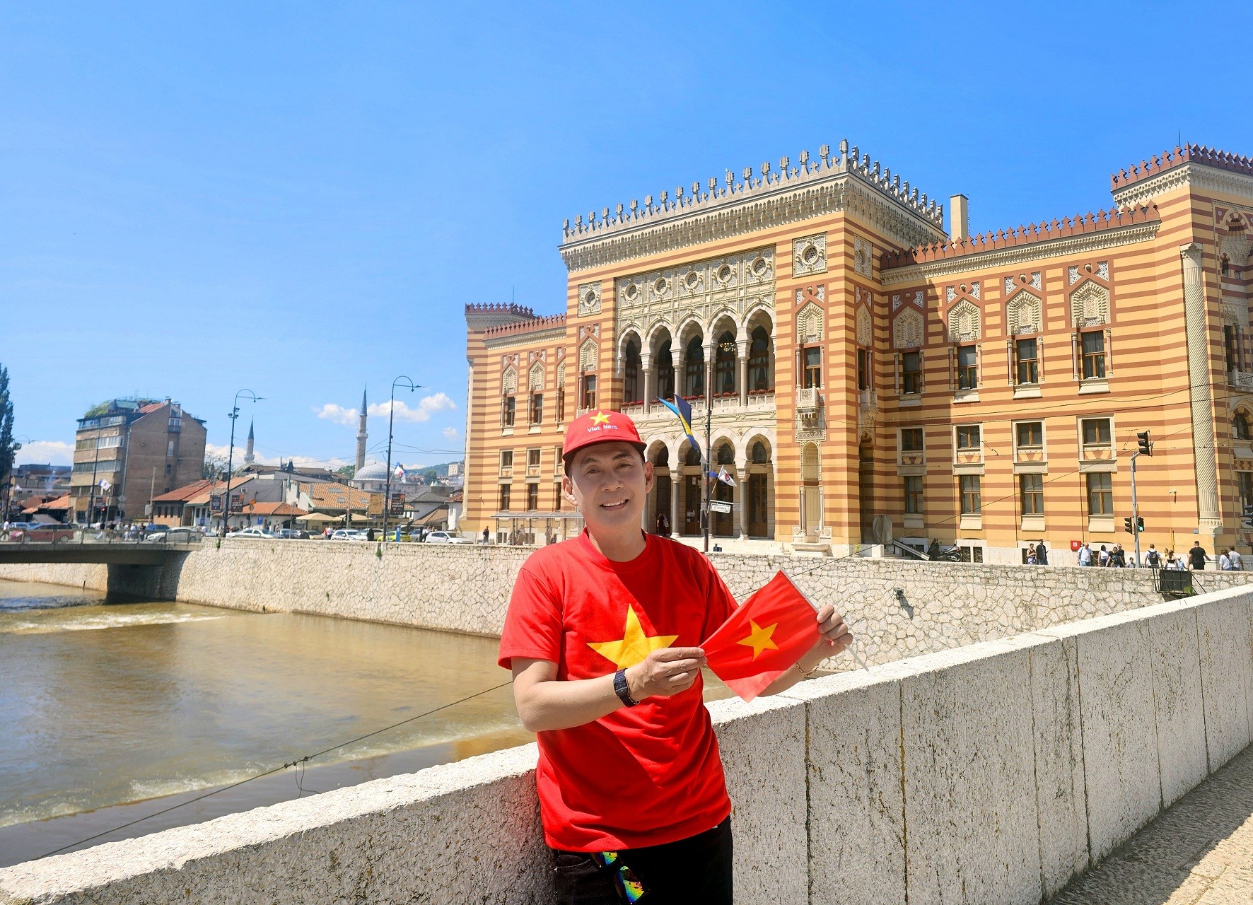 Đoan Trường: Nghệ sĩ Việt duy nhất đưa hình ảnh lá cờ Việt Nam đi qua… 70 quốc gia!