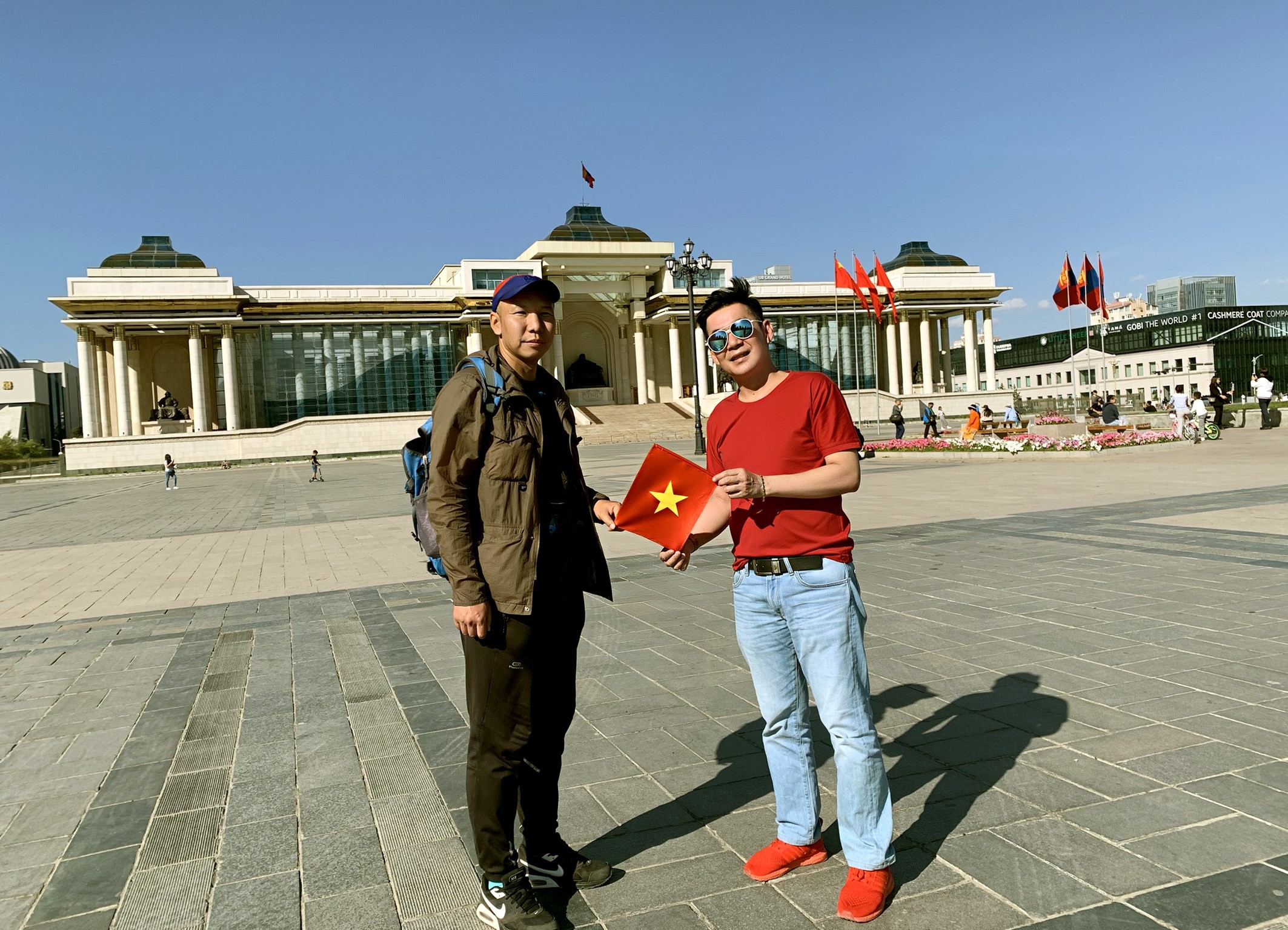 Đoan Trường: Nghệ sĩ Việt duy nhất đưa hình ảnh lá cờ Việt Nam đi qua… 70 quốc gia!