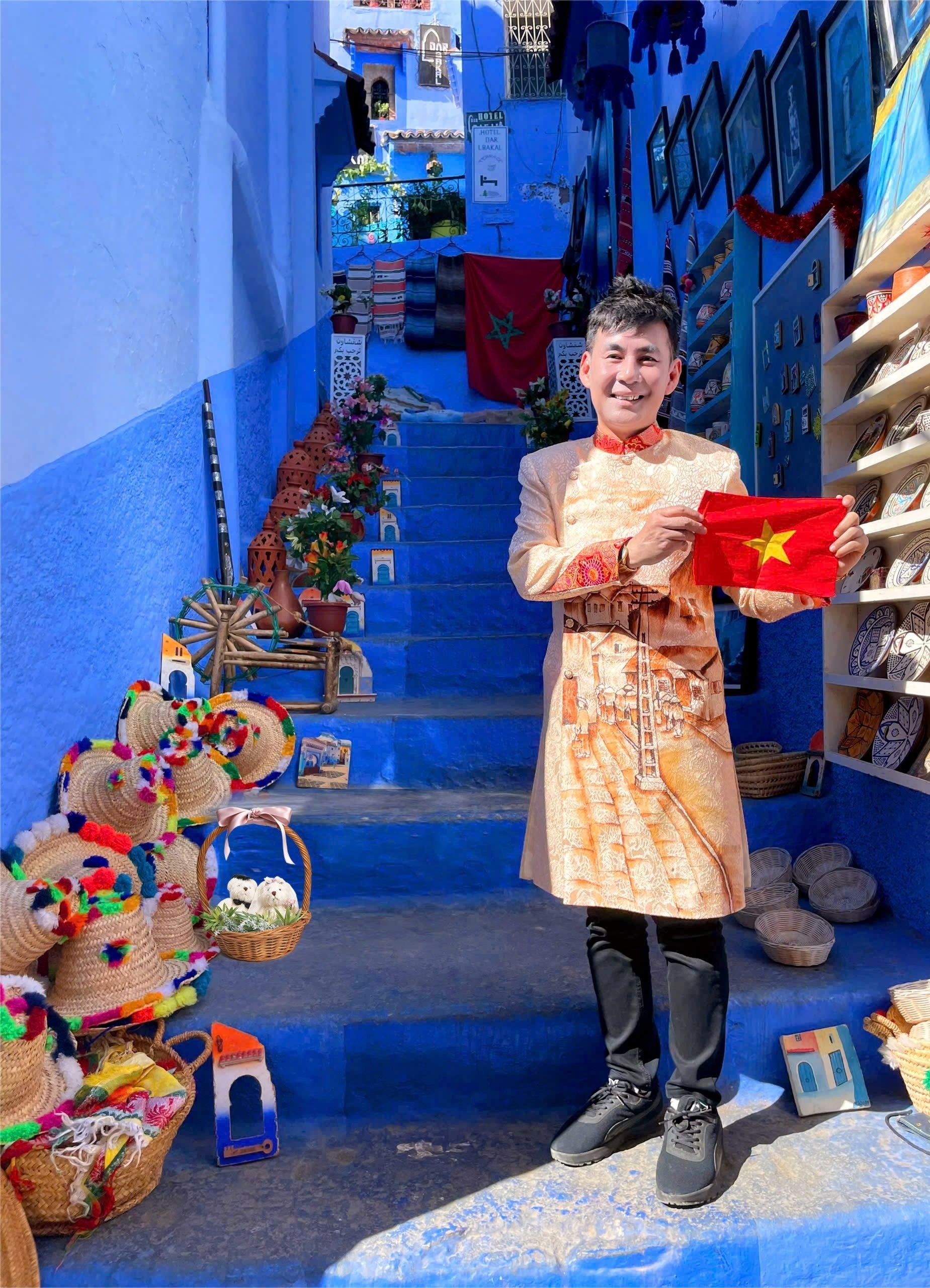 Đoan Trường: Nghệ sĩ Việt duy nhất đưa hình ảnh lá cờ Việt Nam đi qua… 70 quốc gia!