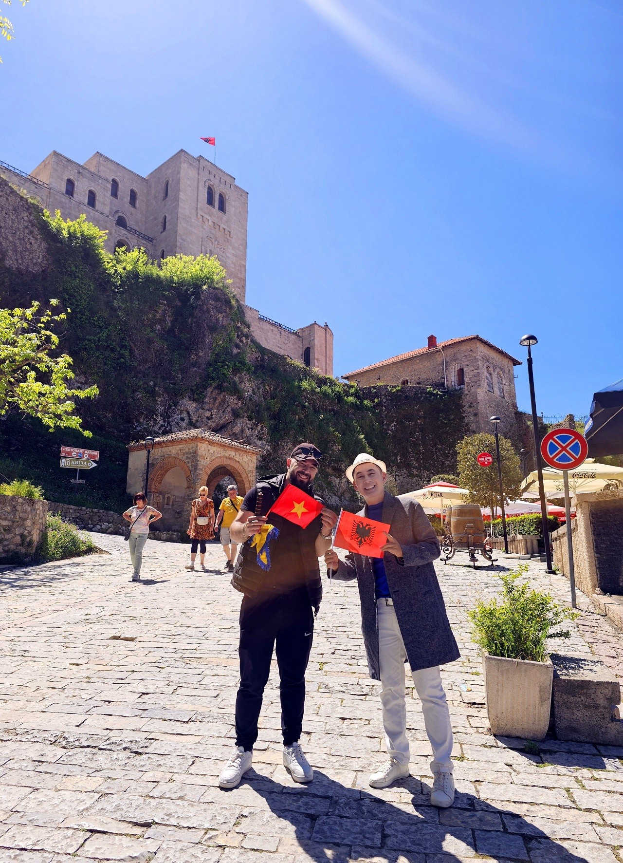 Đoan Trường: Nghệ sĩ Việt duy nhất đưa hình ảnh lá cờ Việt Nam đi qua… 70 quốc gia!