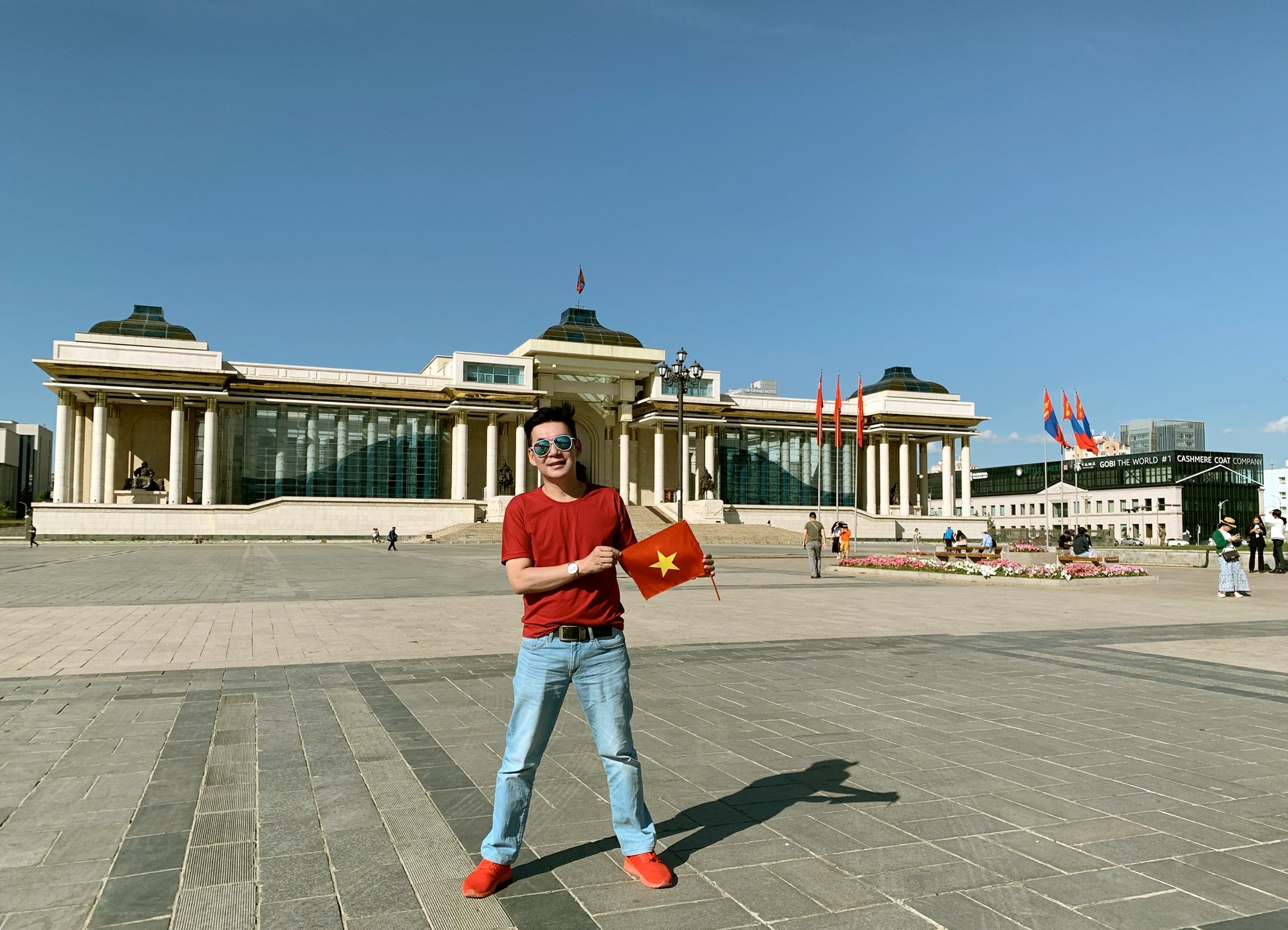 Đoan Trường: Nghệ sĩ Việt duy nhất đưa hình ảnh lá cờ Việt Nam đi qua… 70 quốc gia!