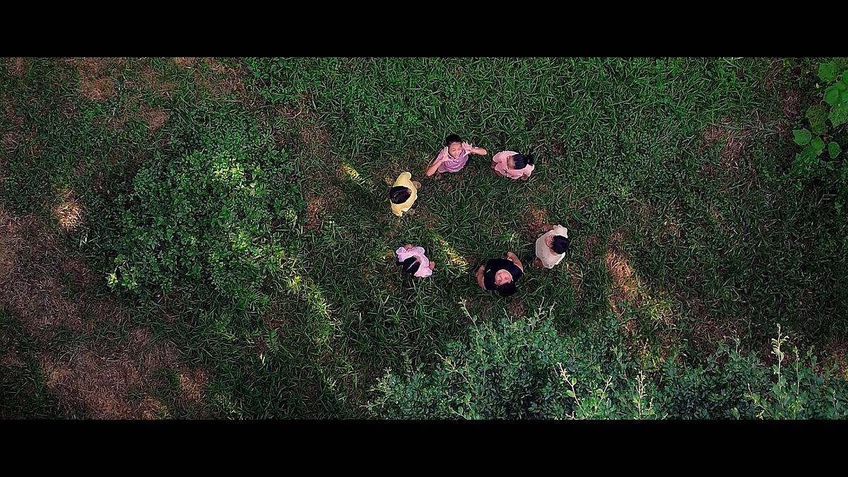 'Cách em 1 milimet': Nơi ký ức tuổi thơ ùa về