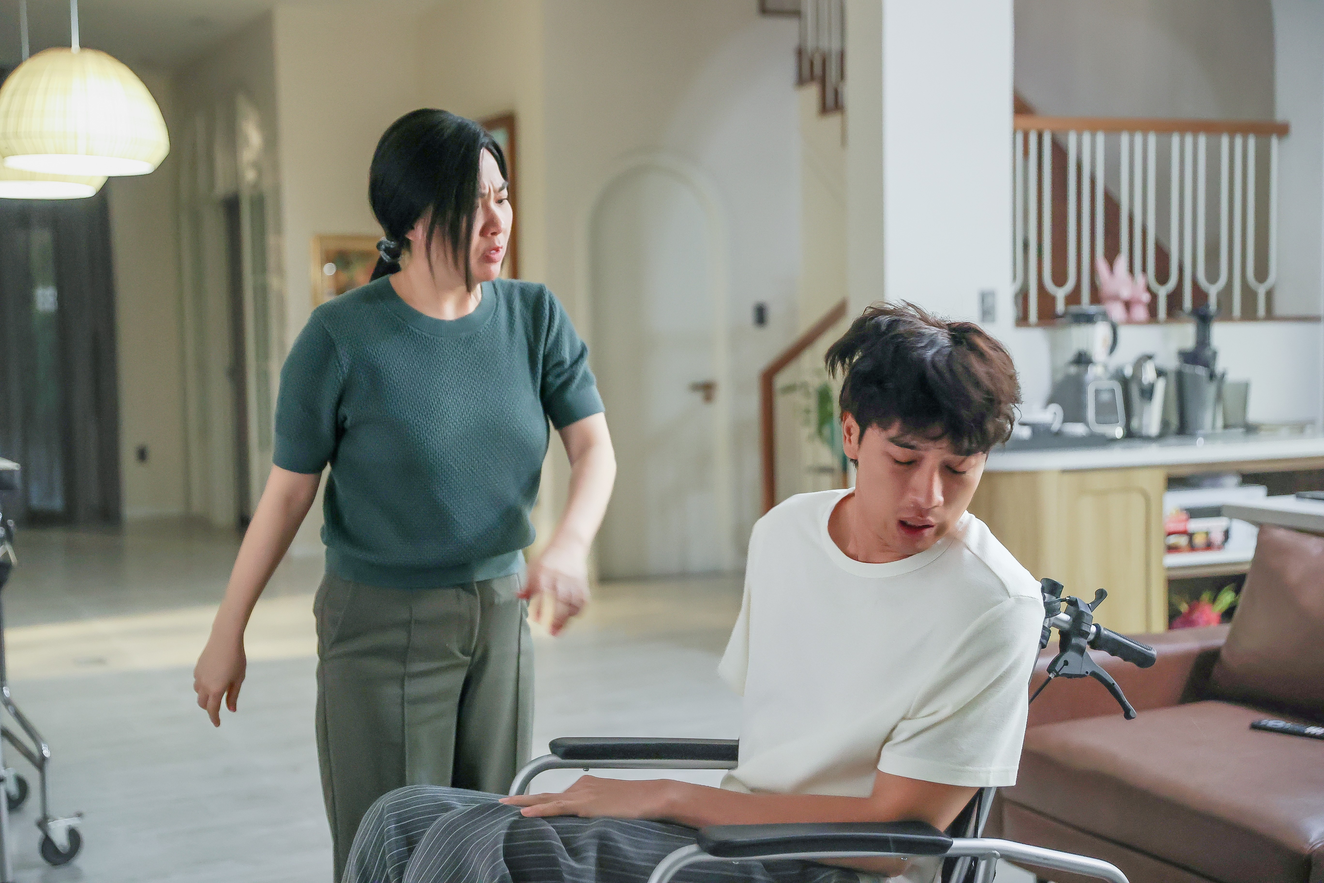'Chị ngã em nâng': Hé lộ drama chấn động về gia đình Lê Khánh người chị 'dữ' nhất phim tháng 10