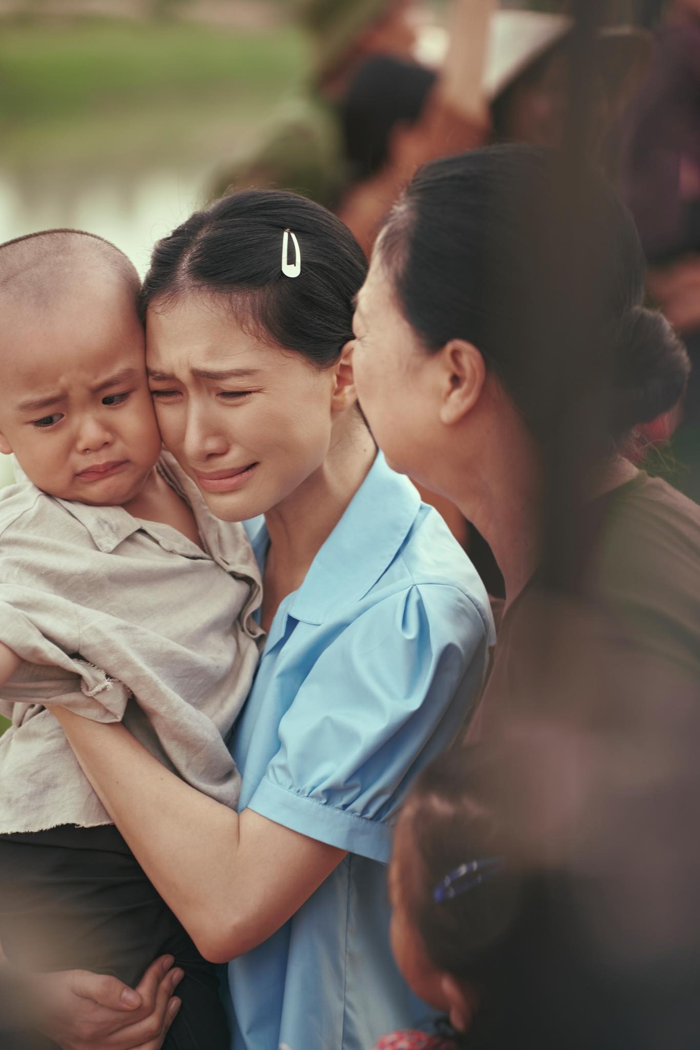 Hòa Minzy và những câu chuyện làm nên sức hút MV 'Nỗi đau giữa hòa bình'