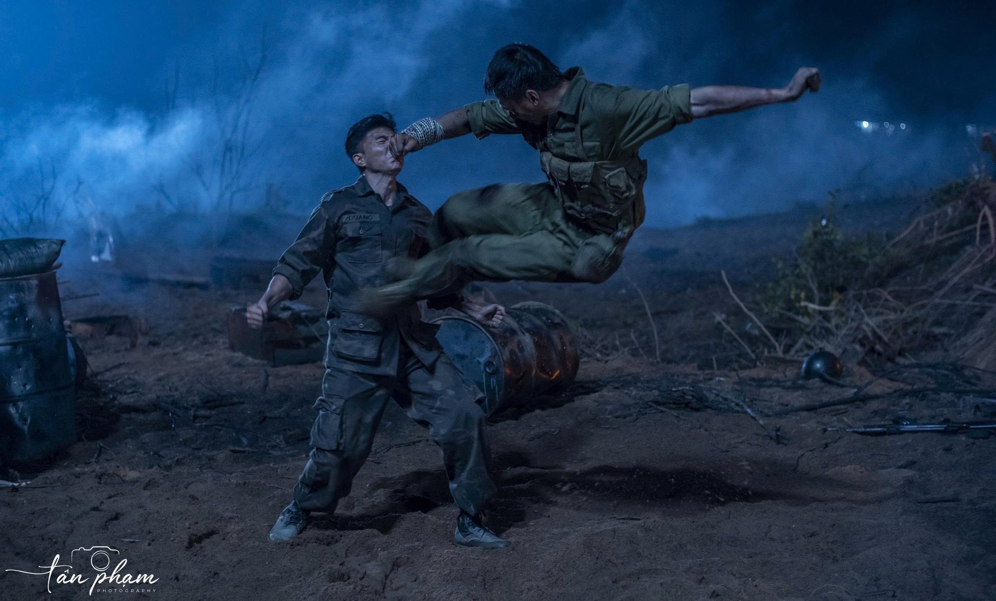 Màn 'đánh nhau' cực gắt và câu thoại gây xúc động trong 'Mưa đỏ'