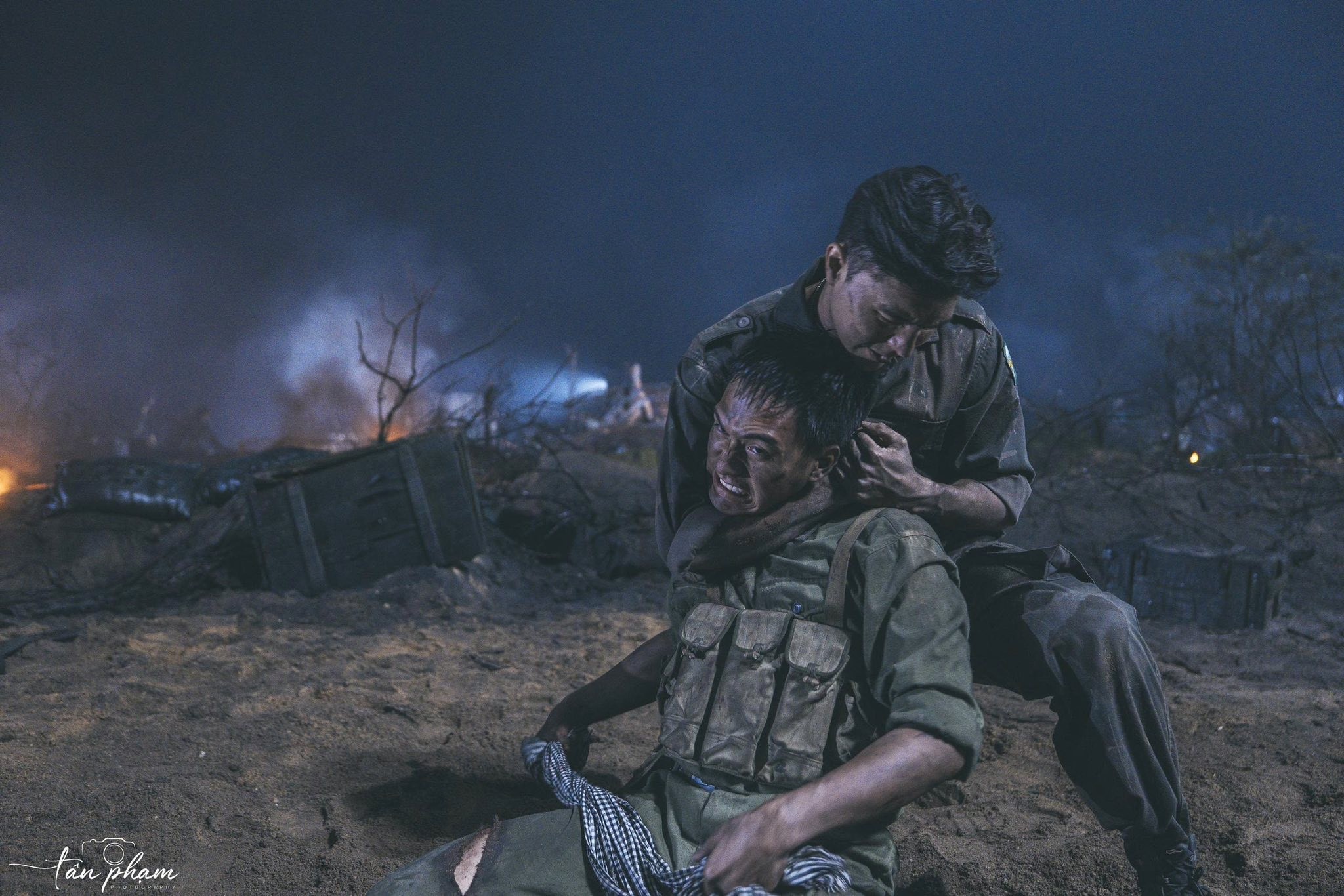 Màn 'đánh nhau' cực gắt và câu thoại gây xúc động trong 'Mưa đỏ'