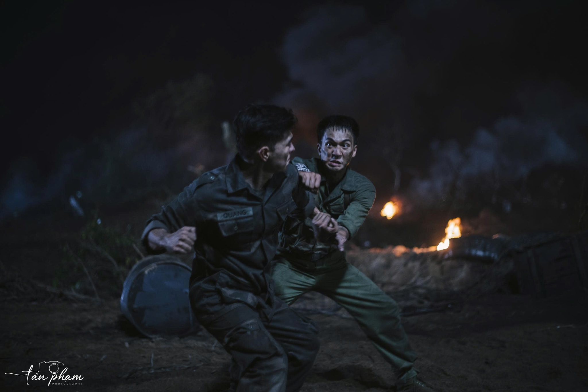 Màn 'đánh nhau' cực gắt và câu thoại gây xúc động trong 'Mưa đỏ'