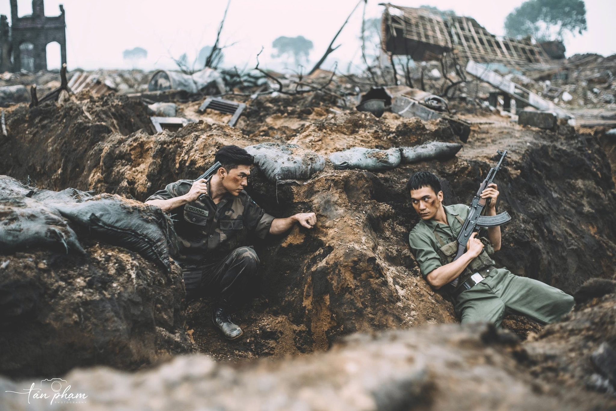 Màn 'đánh nhau' cực gắt và câu thoại gây xúc động trong 'Mưa đỏ'