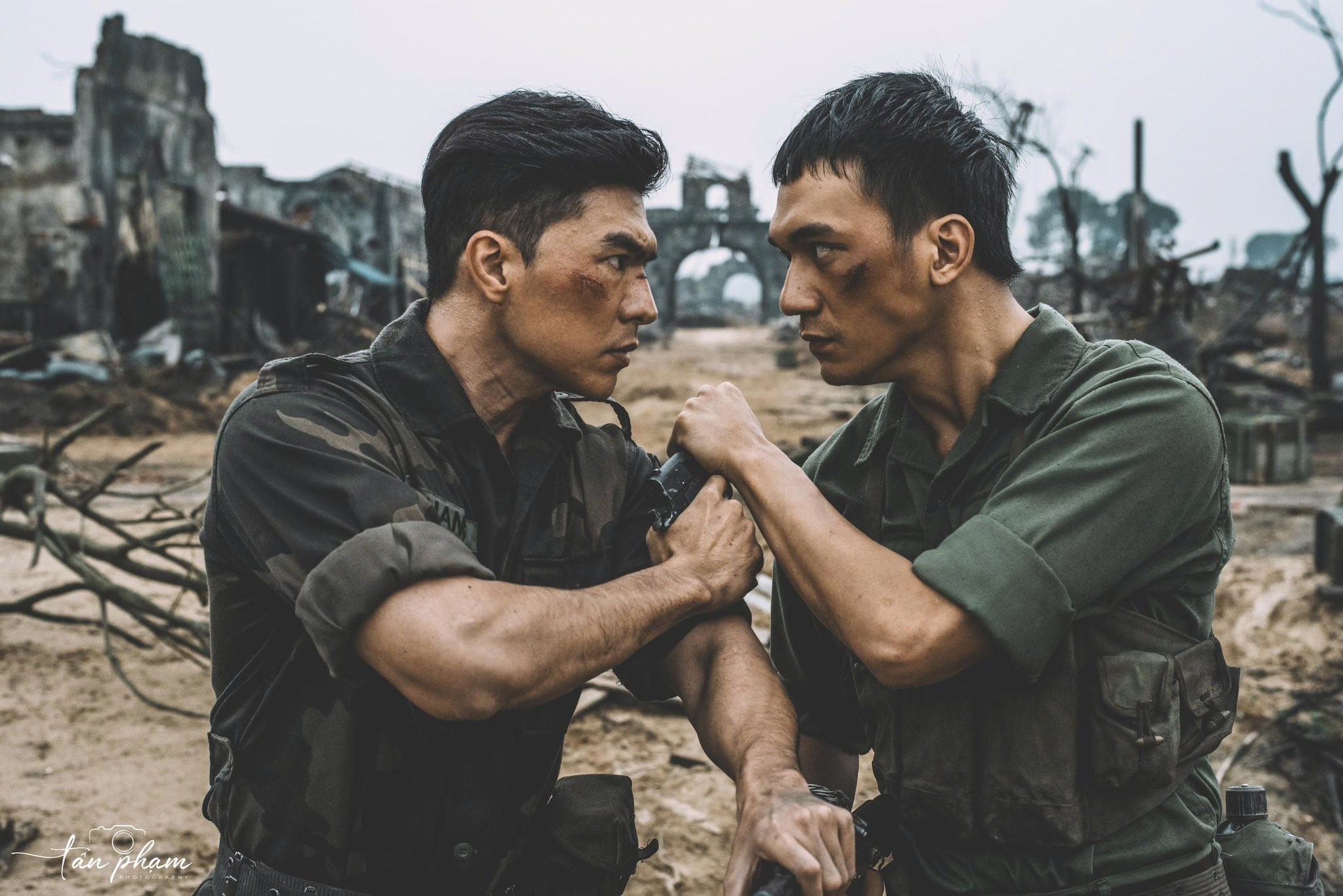 Màn 'đánh nhau' cực gắt và câu thoại gây xúc động trong 'Mưa đỏ'