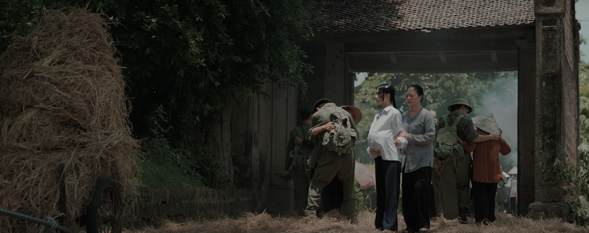 Hòa Minzy và những câu chuyện làm nên sức hút MV 'Nỗi đau giữa hòa bình'