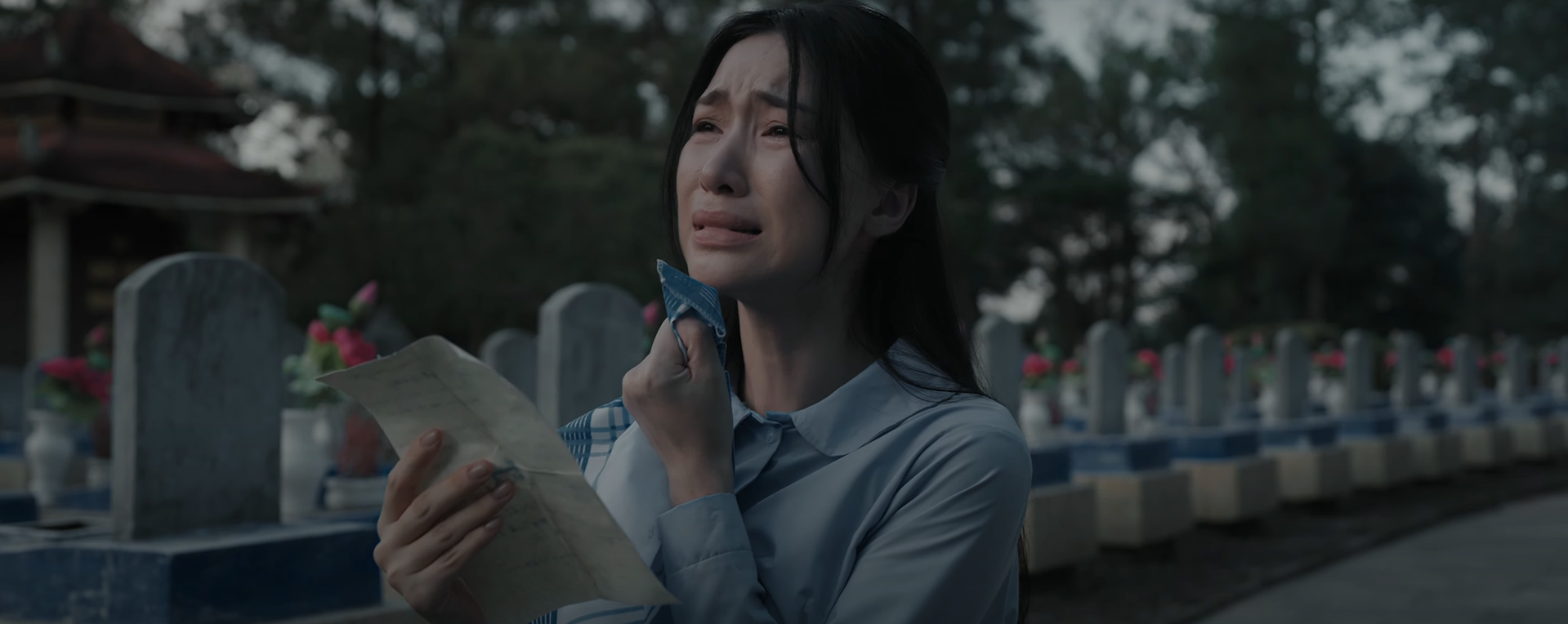 Hòa Minzy và những câu chuyện làm nên sức hút MV 'Nỗi đau giữa hòa bình'