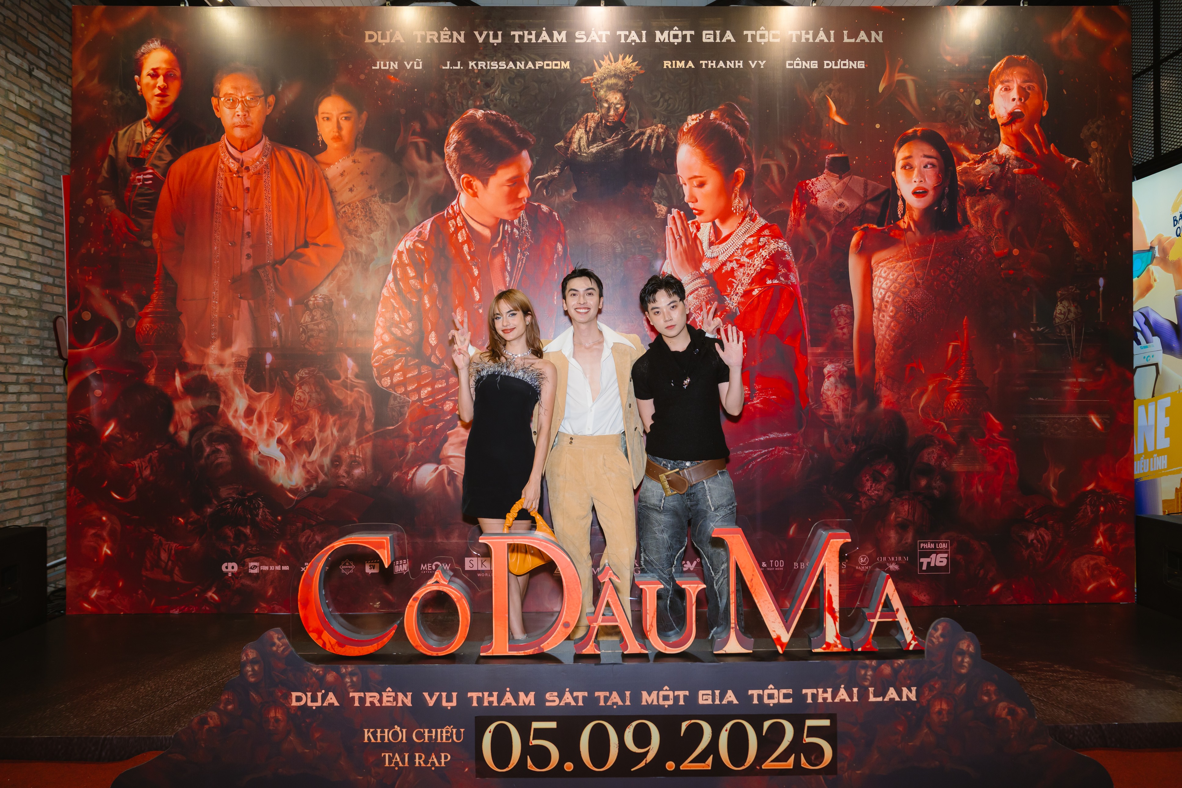 Bùng nổ visual trên thảm đỏ 'Cô dâu ma': Rima Thanh Vy khoe giao diện chuẩn dâu Thái, Jun Vũ, Công Dương tỏa sáng không góc chết