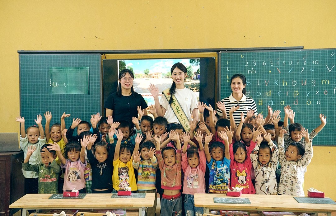 Hoa hậu Trâm Anh mang yêu thương đến học sinh vùng cao Tây Bắc
