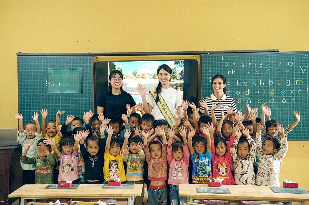 Hoa hậu Trâm Anh mang yêu thương đến học sinh vùng cao Tây Bắc