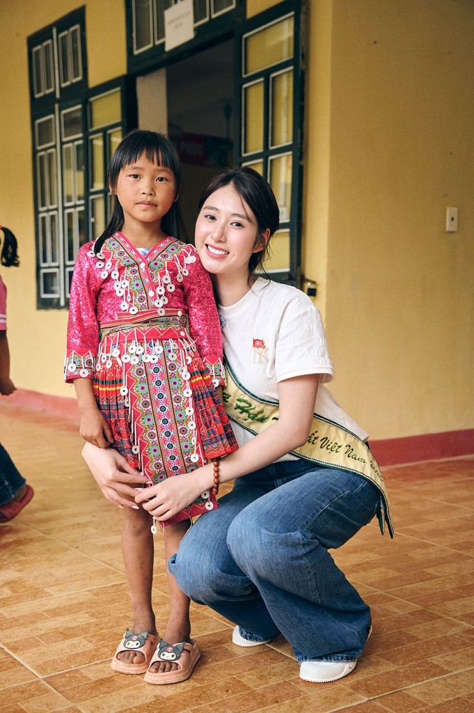 Hoa hậu Trâm Anh mang yêu thương đến học sinh vùng cao Tây Bắc