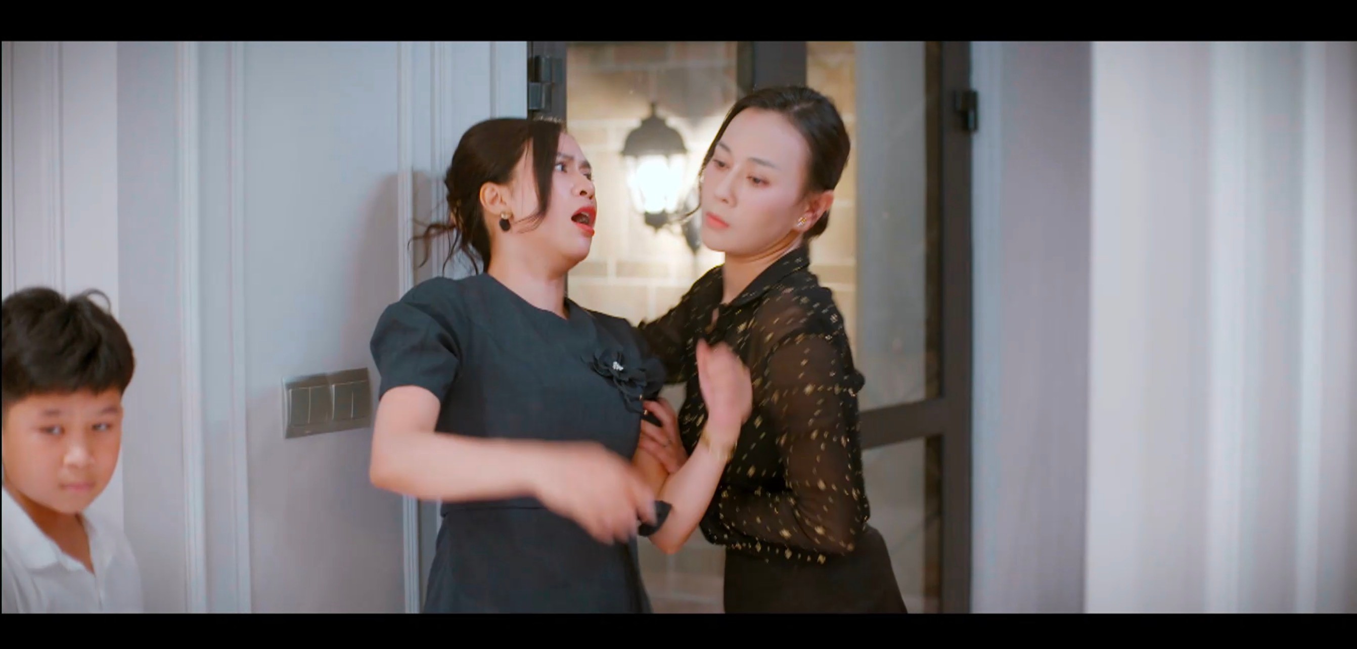 Phương Oanh 'tức sôi máu' khi đóng cảnh bảo vệ con trong phim mới