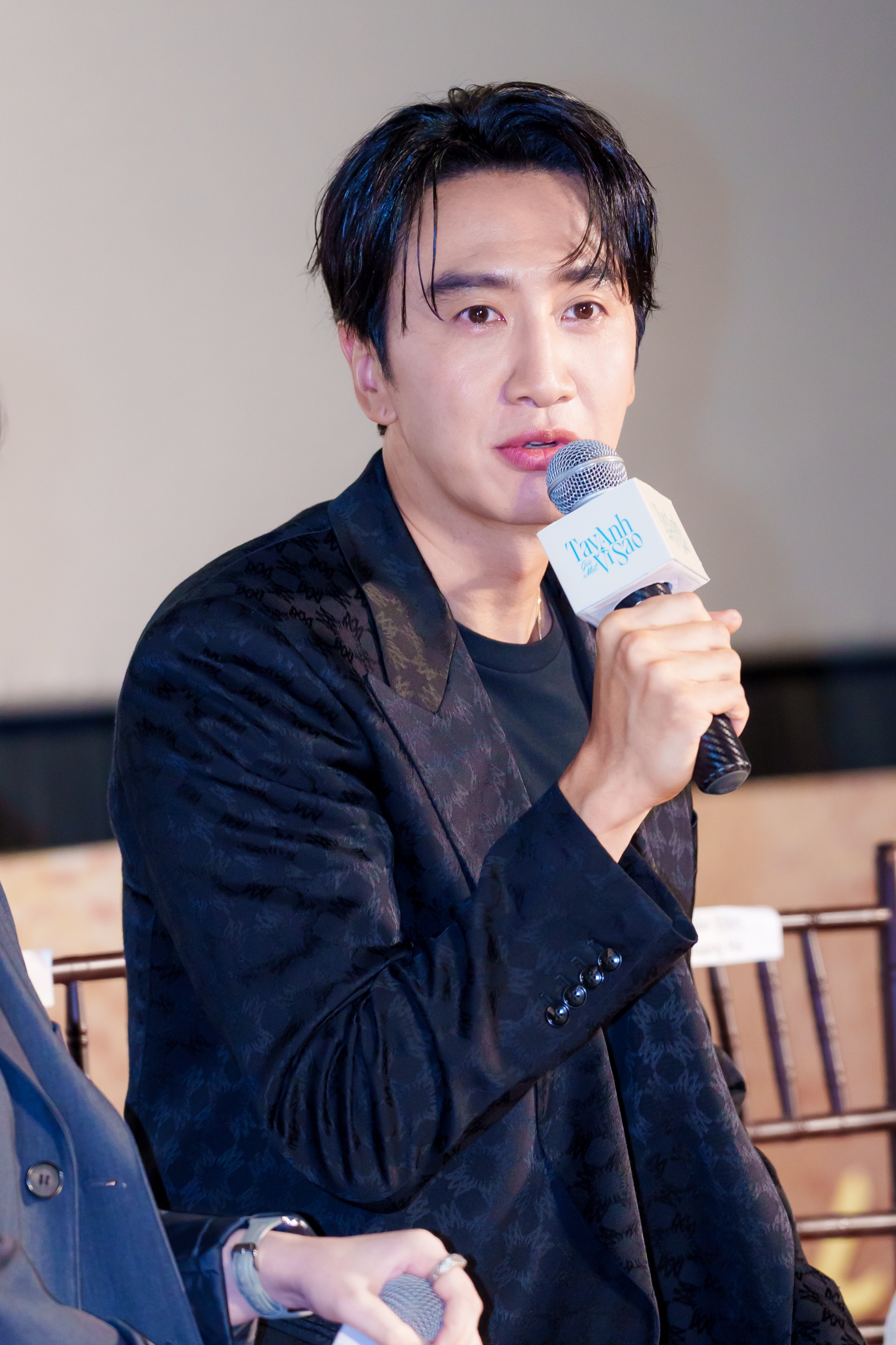 Cặp đôi Việt - Hàn hot nhất màn ảnh rộng 2025: Lee Kwang Soo và Hoàng Hà tương tác ngọt ngào cùng 'chiều cao đũa lệch' gây chú ý