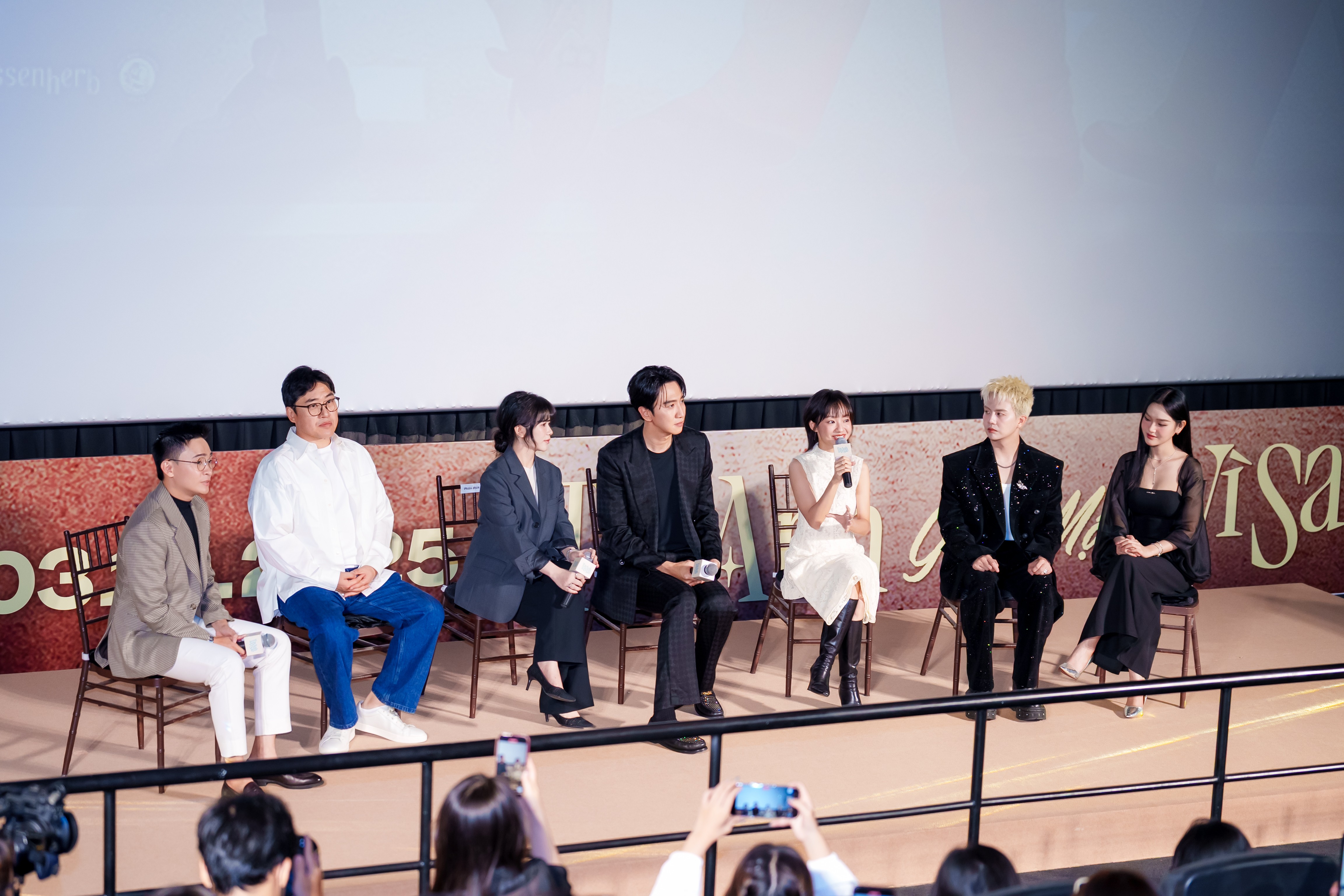 Cặp đôi Việt - Hàn hot nhất màn ảnh rộng 2025: Lee Kwang Soo và Hoàng Hà tương tác ngọt ngào cùng 'chiều cao đũa lệch' gây chú ý