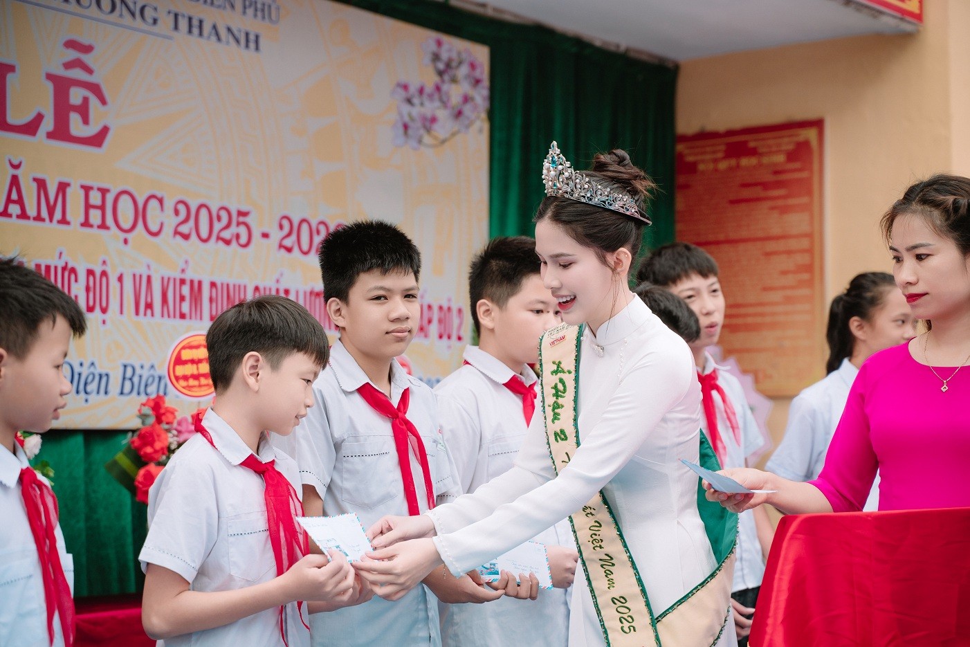 Á hậu Linh Đan về thăm trường cũ, trao quà cho đàn em ngày khai giảng