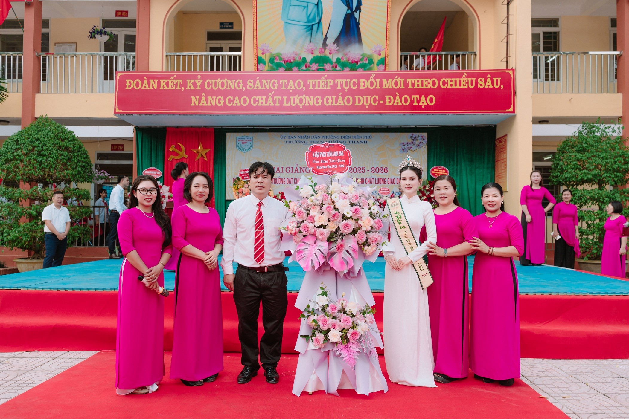 Á hậu Linh Đan về thăm trường cũ, trao quà cho đàn em ngày khai giảng