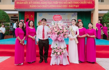 Á hậu Linh Đan về thăm trường cũ, trao quà cho đàn em ngày khai giảng