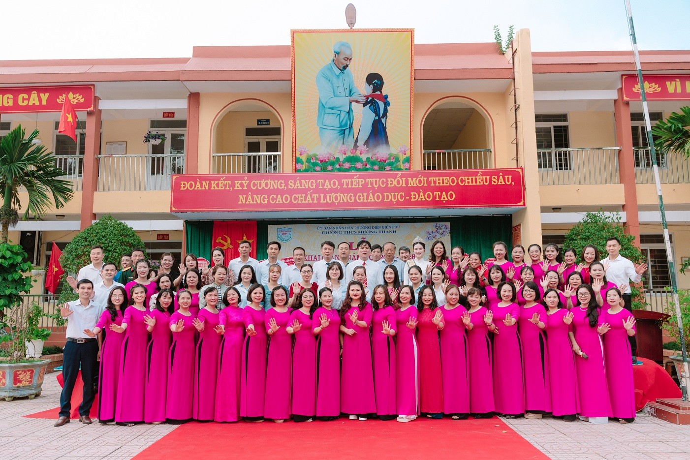 Á hậu Linh Đan về thăm trường cũ, trao quà cho đàn em ngày khai giảng