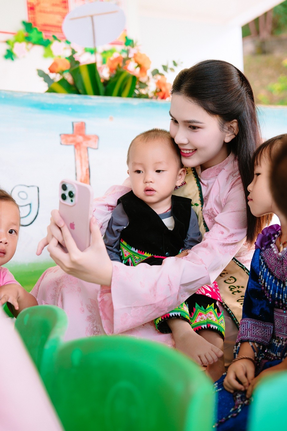 Á hậu Linh Đan về thăm trường cũ, trao quà cho đàn em ngày khai giảng