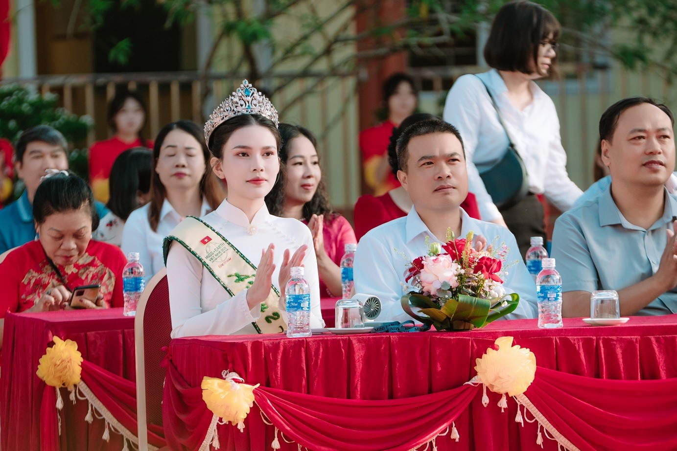 Á hậu Linh Đan về thăm trường cũ, trao quà cho đàn em ngày khai giảng