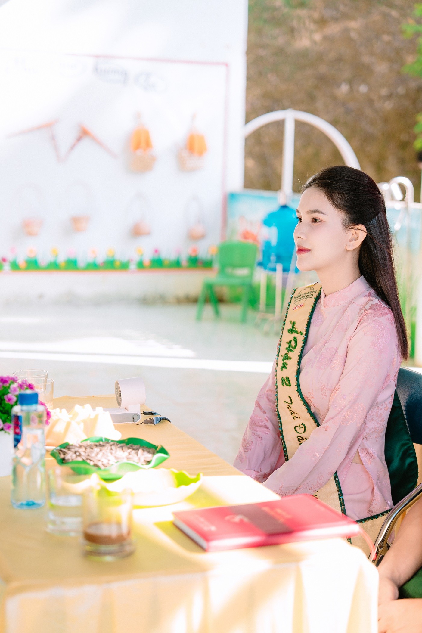 Á hậu Linh Đan về thăm trường cũ, trao quà cho đàn em ngày khai giảng