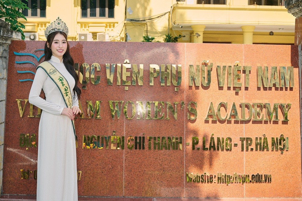 Hoa hậu Trâm Anh đẹp rạng rỡ tại Lễ khai giảng trường