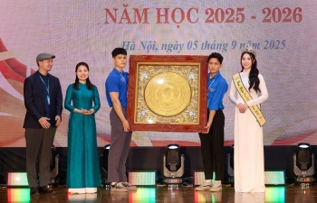 Hoa hậu Trâm Anh đẹp rạng rỡ tại Lễ khai giảng trường