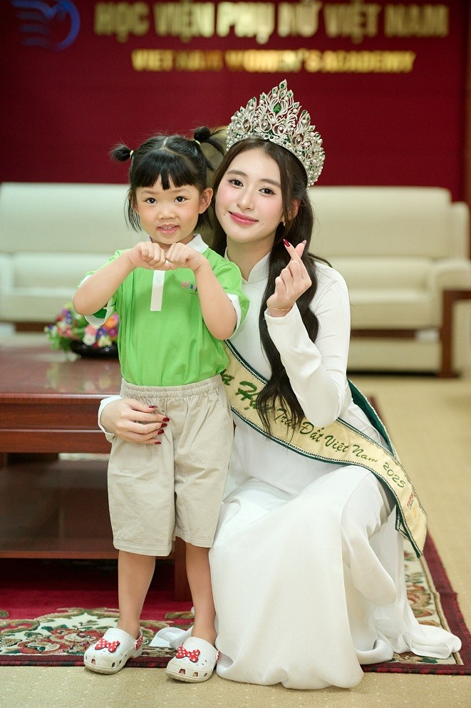 Hoa hậu Trâm Anh đẹp rạng rỡ tại Lễ khai giảng trường