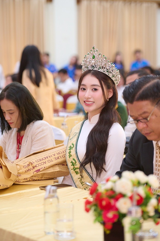 Hoa hậu Trâm Anh đẹp rạng rỡ tại Lễ khai giảng trường