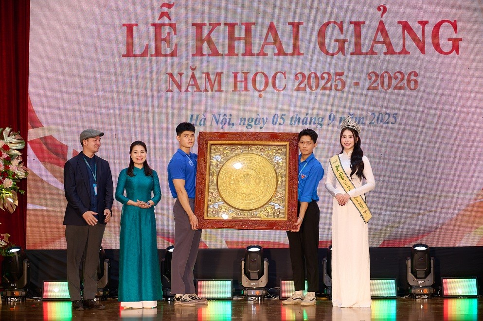 Hoa hậu Trâm Anh đẹp rạng rỡ tại Lễ khai giảng trường