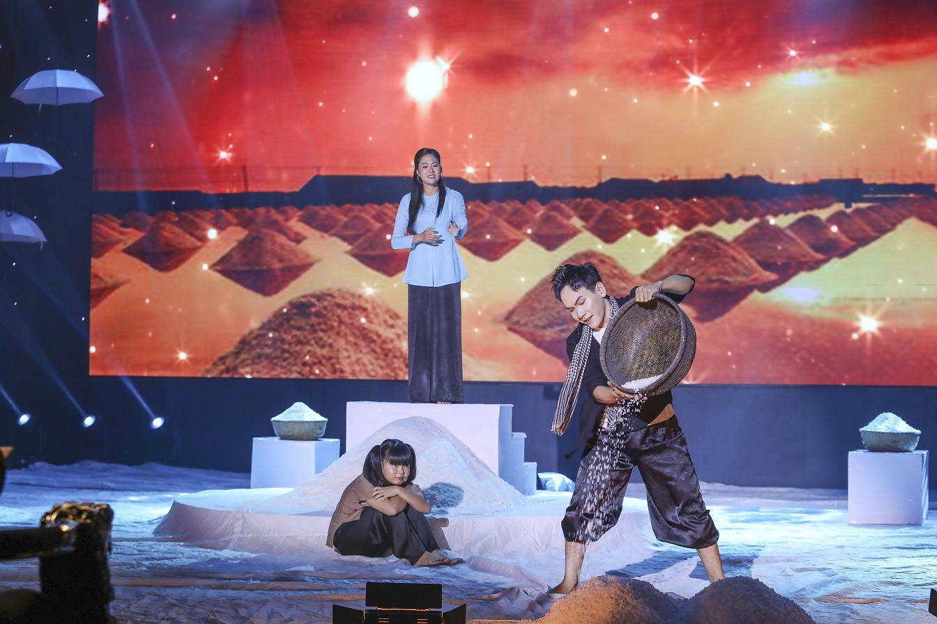 'Tình Bolero 2025': Quốc Trí nhận 'mưa lời khen' nhờ khả năng làm chủ sân khấu ấn tượng