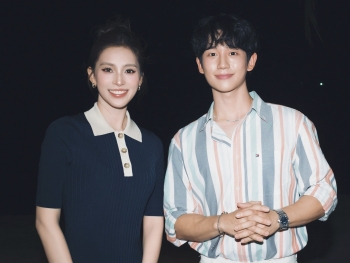 Hoa hậu Tiểu Vy khoe sắc bên cạnh tài tử Jung Hae In