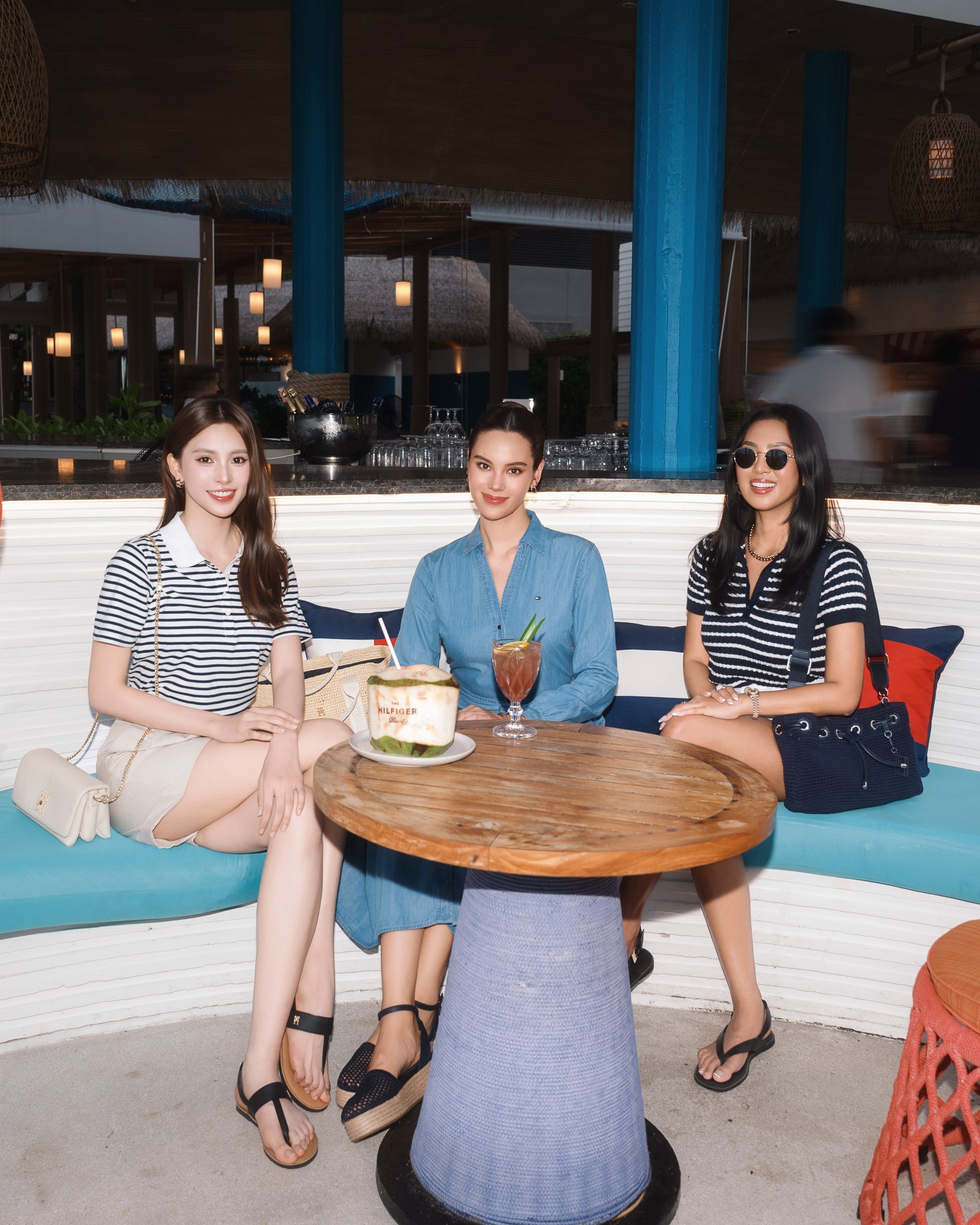 Hoa hậu Tiểu Vy khoe sắc bên cạnh tài tử Jung Hae In