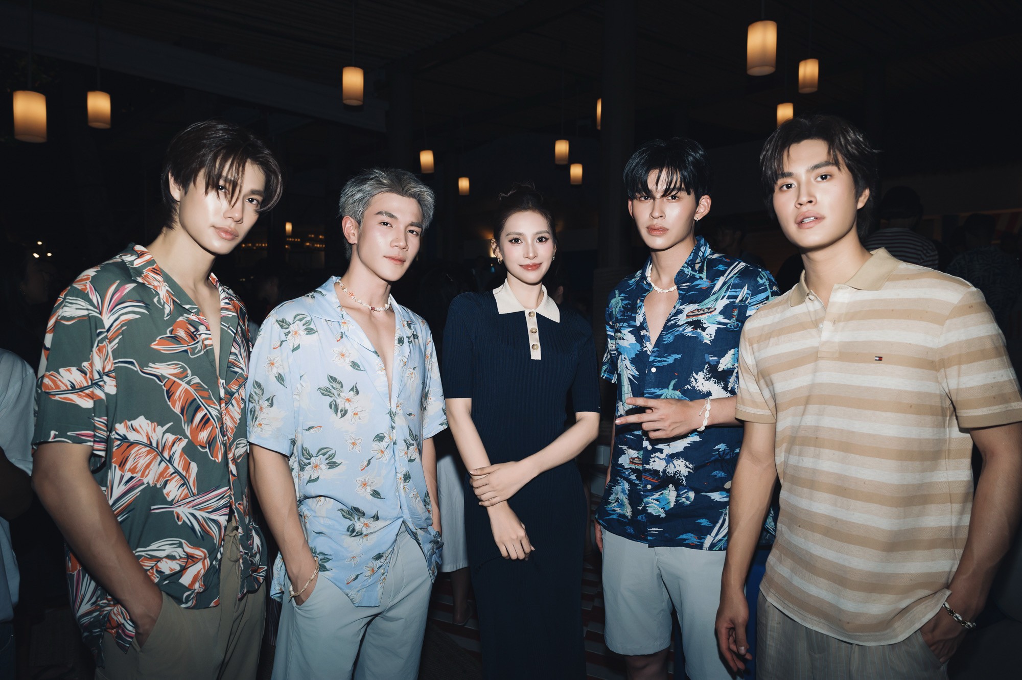 Hoa hậu Tiểu Vy khoe sắc bên cạnh tài tử Jung Hae In