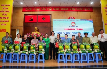 Gia đình Việt Hương - Hoài Phương trao 250 phần quà Vu Lan đến bà con Phường Hiệp Bình - Thành phố Hồ Chí Minh