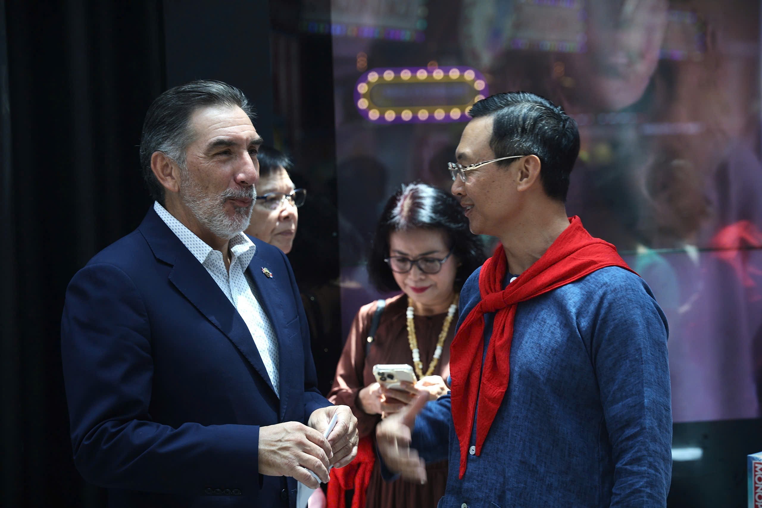 Đại sứ Việt Nam tại Singapore lan tỏa hình ảnh áo bà ba