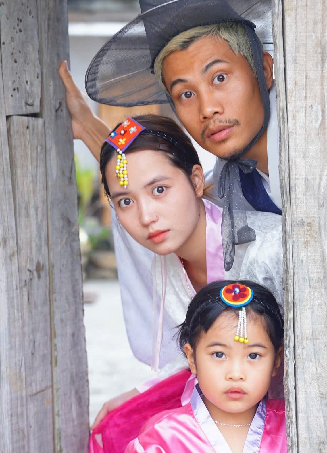 Bà xã anh Tạ trong 'Mưa đỏ': Tốt nghiệp Đạo diễn truyền hình, nhan sắc 'hack tuổi' như thiếu nữ tuổi 18