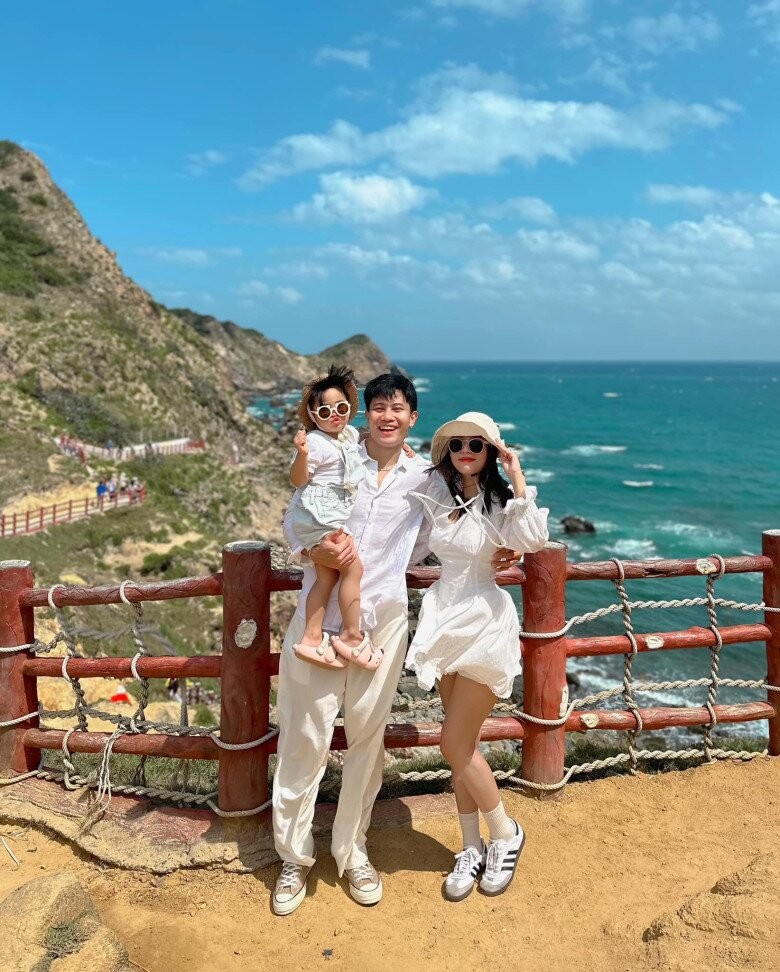 Bà xã anh Tạ trong 'Mưa đỏ': Tốt nghiệp Đạo diễn truyền hình, nhan sắc 'hack tuổi' như thiếu nữ tuổi 18