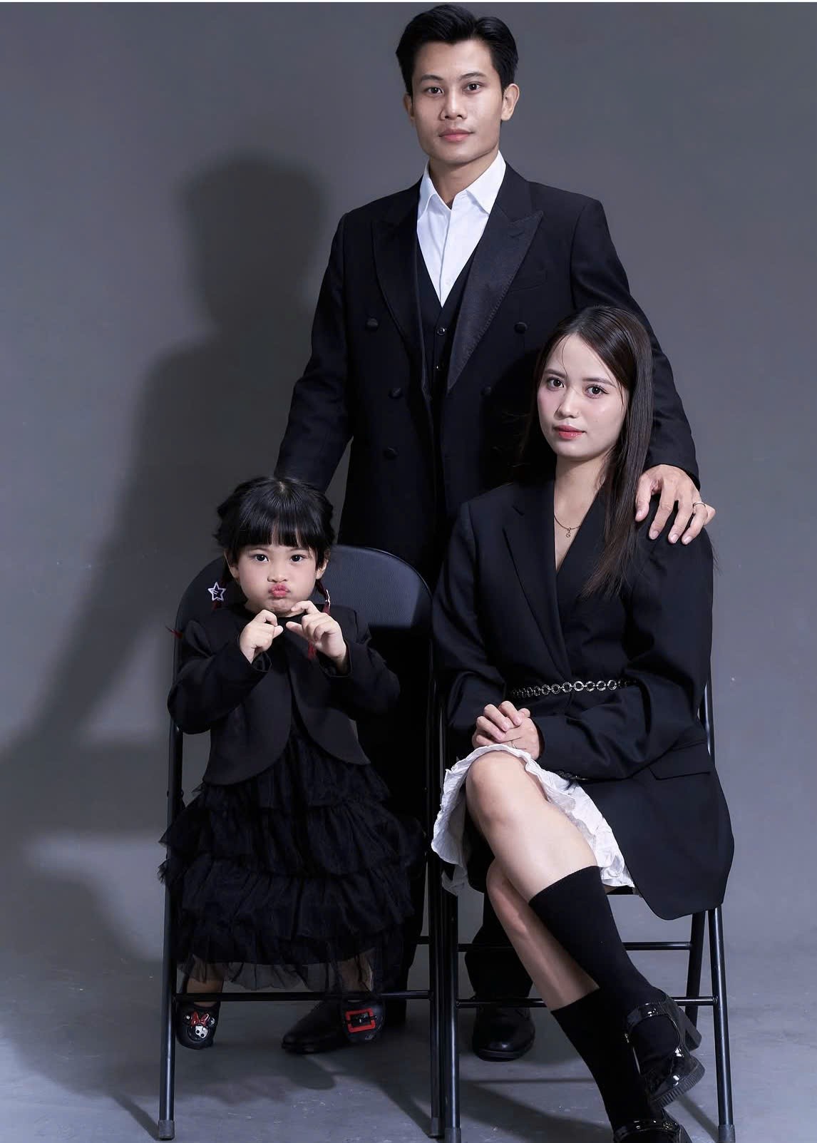 Bà xã anh Tạ trong 'Mưa đỏ': Tốt nghiệp Đạo diễn truyền hình, nhan sắc 'hack tuổi' như thiếu nữ tuổi 18