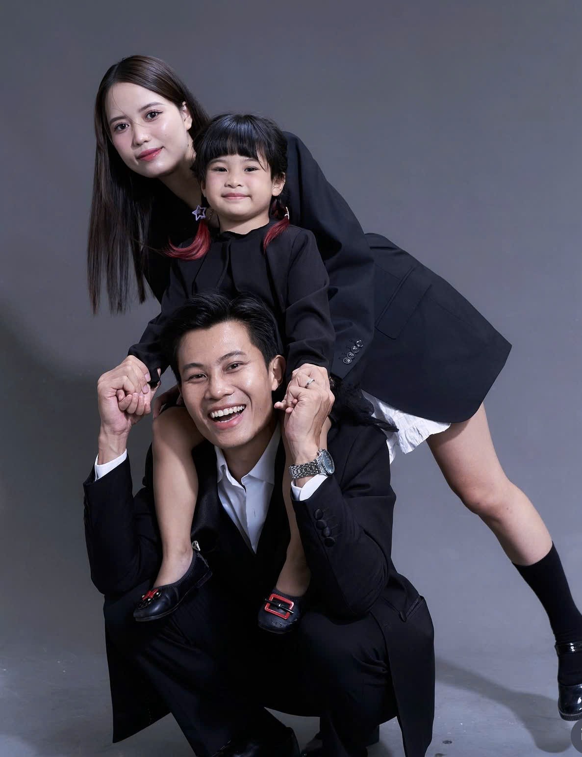 Bà xã anh Tạ trong 'Mưa đỏ': Tốt nghiệp Đạo diễn truyền hình, nhan sắc 'hack tuổi' như thiếu nữ tuổi 18