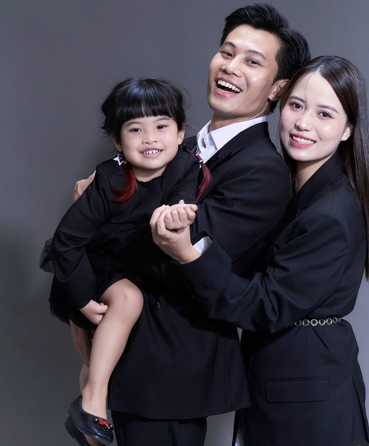 Bà xã anh Tạ trong 'Mưa đỏ': Tốt nghiệp Đạo diễn truyền hình, nhan sắc 'hack tuổi' như thiếu nữ tuổi 18